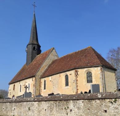 Vue extérieure de l’église Saint-Pierre de Bivilliers : clocher fin et mur d’enceinte sous un ciel bleu